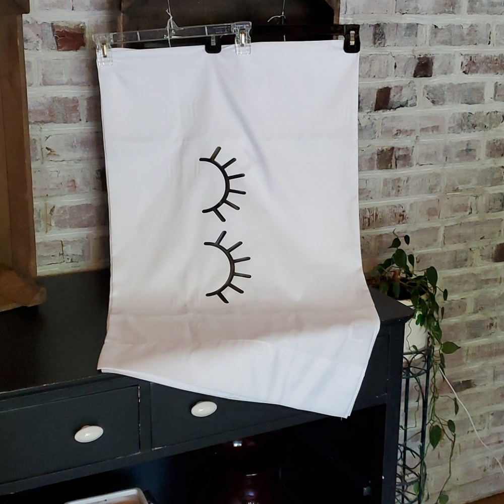 A pair of unicorn eyes pillowcases. size S/Q.